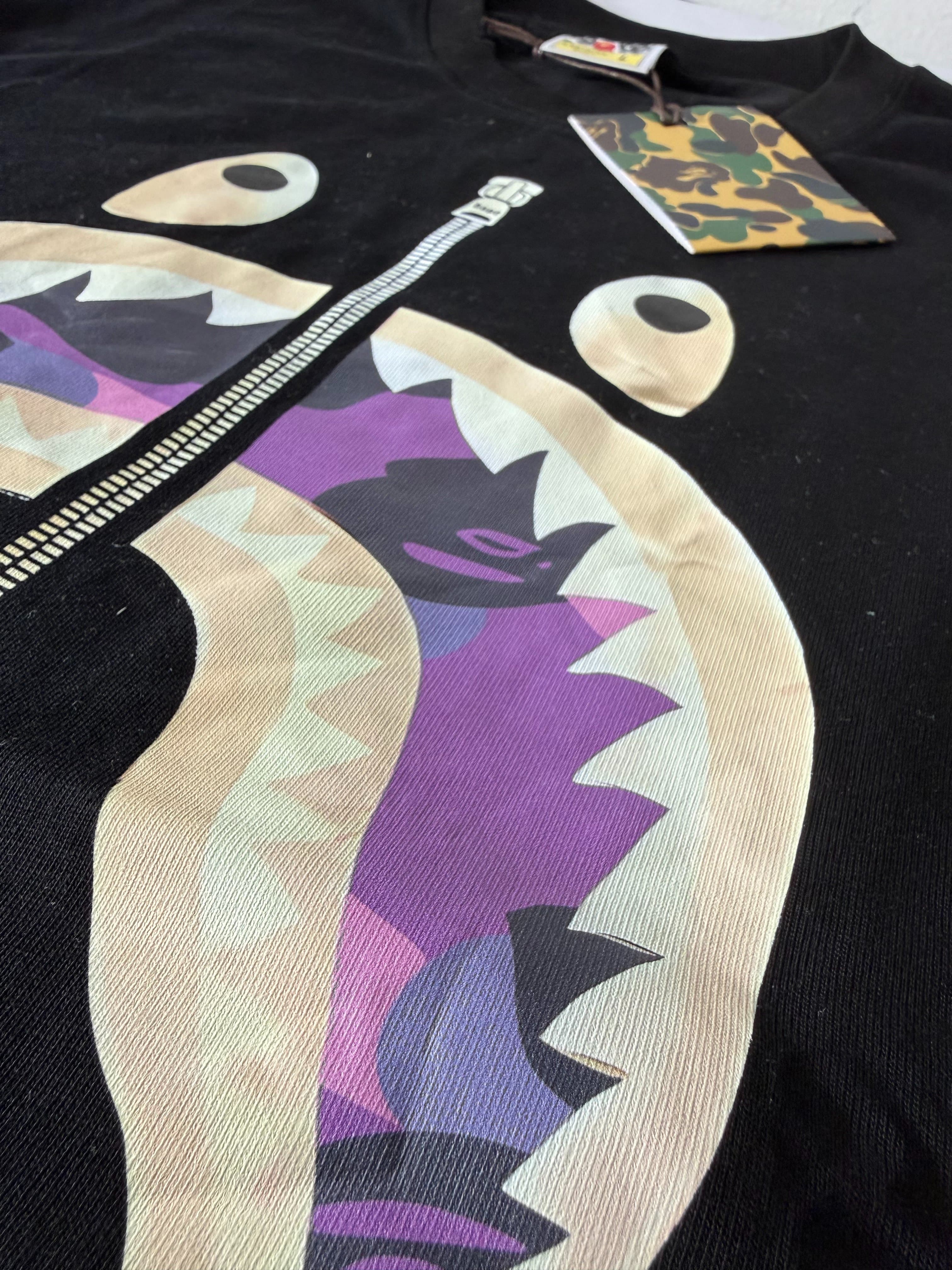 BAPE Color Camo Shark Tee 'Black/Purple' reverso — URBN STORE