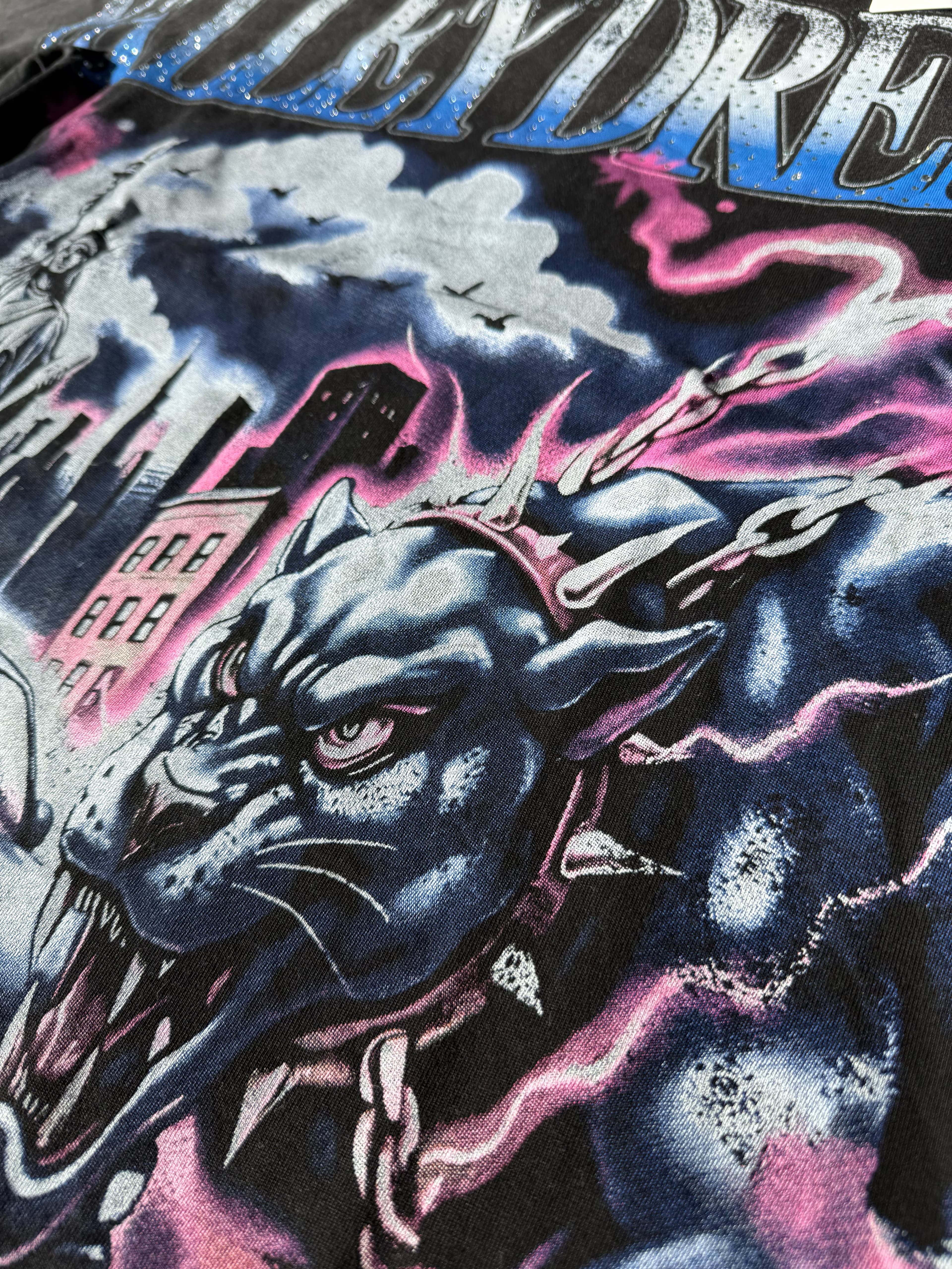 Vale Forever Monster Big Tee reverso — URBN STORE
